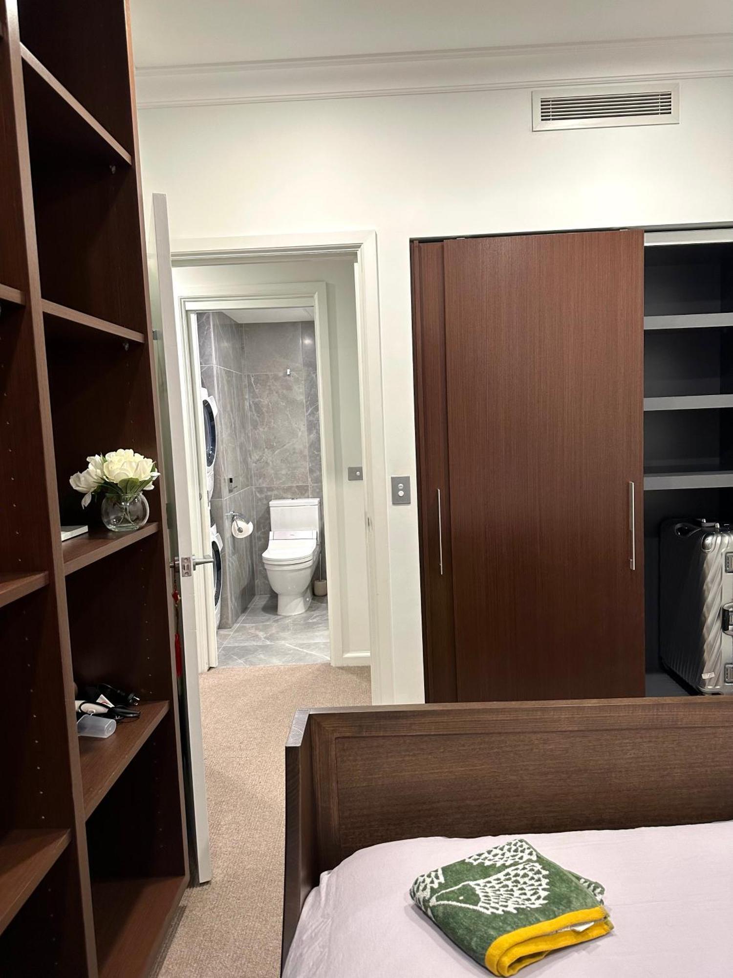 Private 1 Bed Accom With Bathroom In A 3 Bed Apartment - Melb Cbd, Regency Towers - Free Parking, Wifi And Pool Melbourne Buitenkant foto