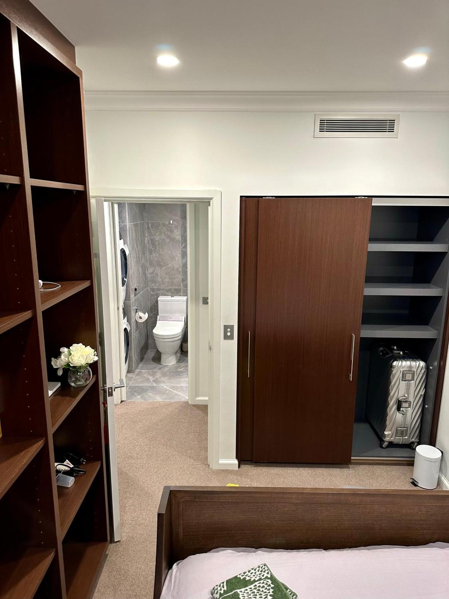Private 1 Bed Accom With Bathroom In A 3 Bed Apartment - Melb Cbd, Regency Towers - Free Parking, Wifi And Pool Melbourne Buitenkant foto
